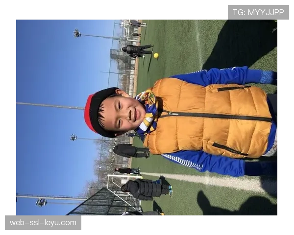 瑞士赛间隙，球员们在热身区进行趣味颠球游戏。